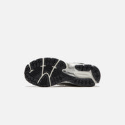 New Balance 1906R - Silver Metallic / Black / Sea Salt